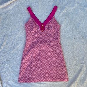 Fun pretty dress in very good condition. I am a 34C and was tight:( Hip dress🌼